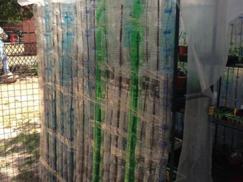 Parede de estufa construída com garrafas de plástico recicladas